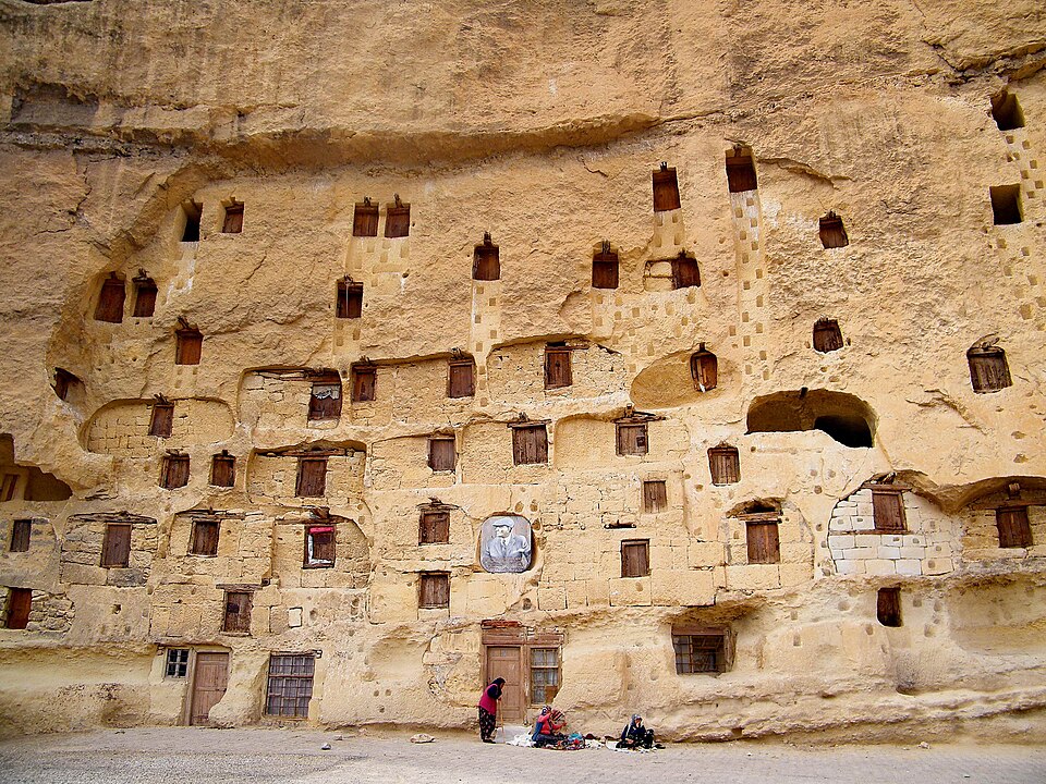 Fayl:Taşkale 09 2010 Speicherhöhlen.jpg