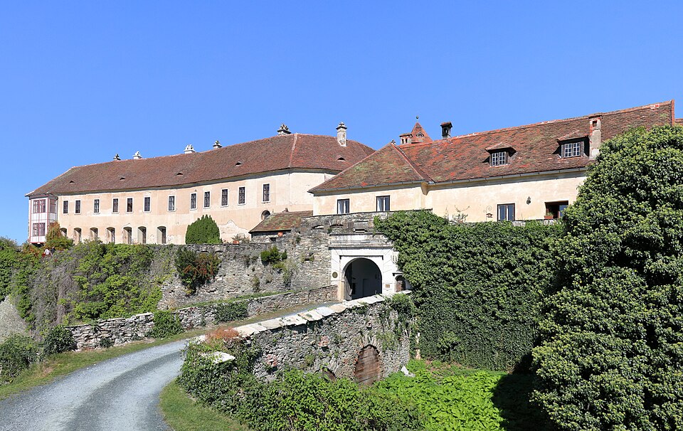 Fayl:Bernstein - Burg, Südansicht.JPG