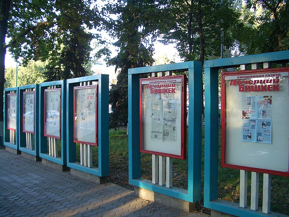 Fayl:E7946-Bishkek-Erkindik-Blvd-newspapers.jpg