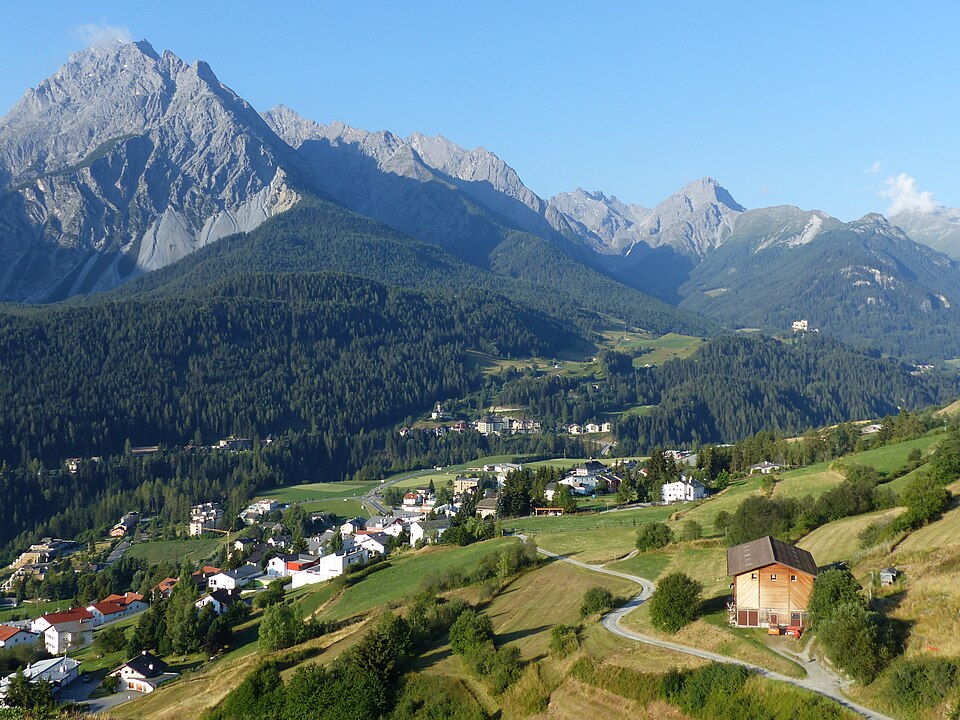 Fayl:Scuol Schloss Tarasp Piz Pisoc.jpg