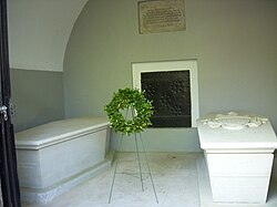 Vernon togʻidagi qabrda Martha (chapda) va George Washington sarkofagi.