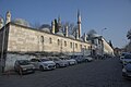 Atik Valide masjidining janubiy tomondan madrasa bilan birgalikdagi koʻrinishi