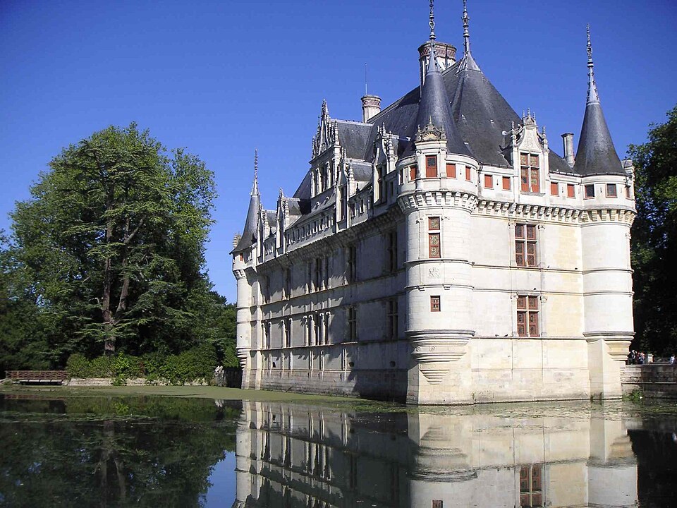 Fayl:Azay-le-rideau château douves.JPG