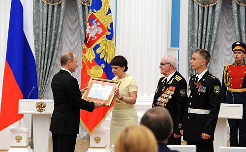 Petrozavodskga „Harbiy shon-shuhrat shahri“ faxriy unvoni berilganligi toʻgʻrisidagi guvohnoma taqdimoti. Moskva, Kreml, 2015-yil 22-iyun.