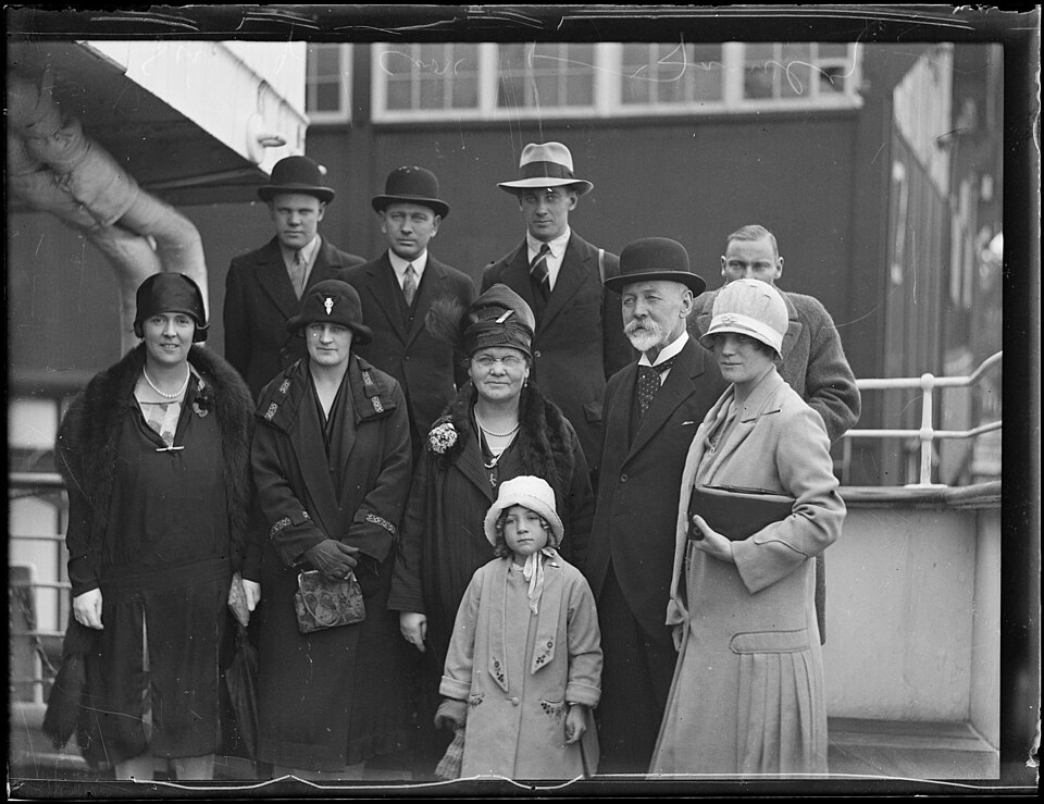 Fayl:Joseph Cook and family.jpg