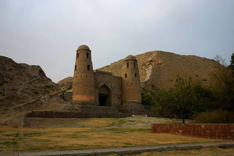 Fayl:Hisor-Tajikistan1.jpg