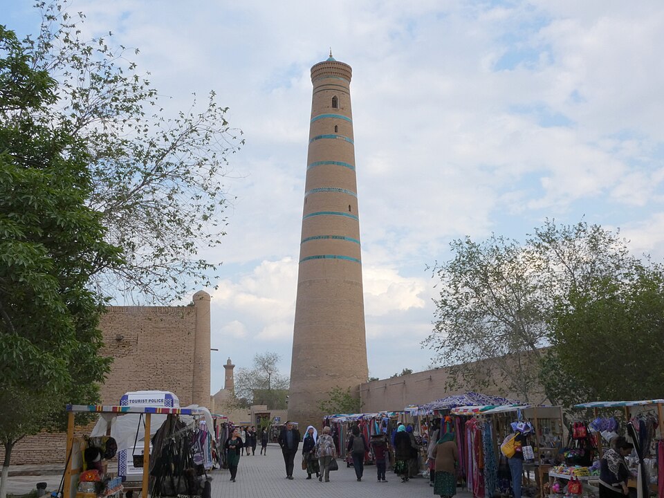 Fayl:Minarett der Dschuma Moschee.jpg