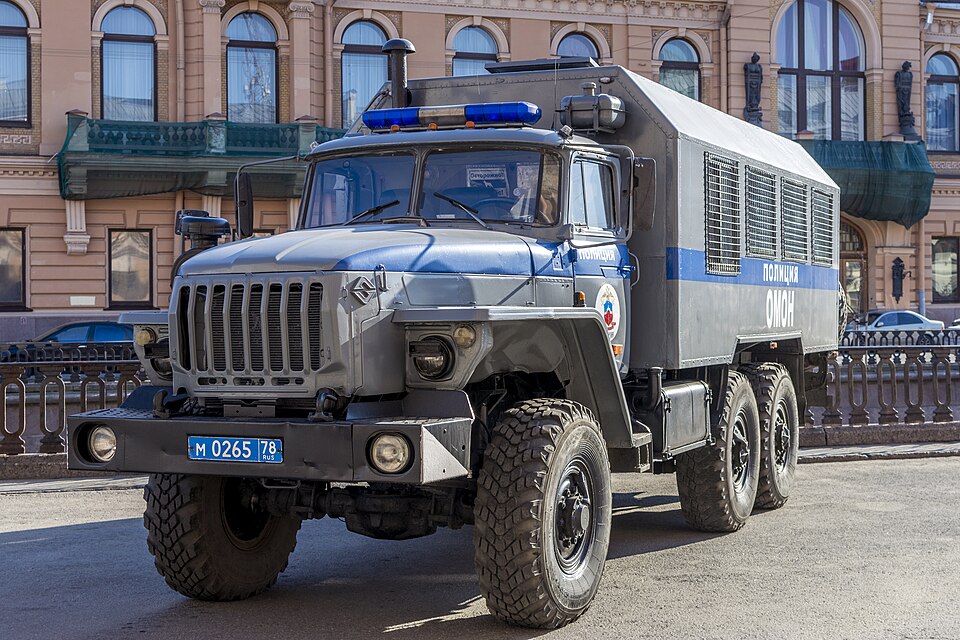 Fayl:Ural-4320 Police Vehicle in SPB.jpg