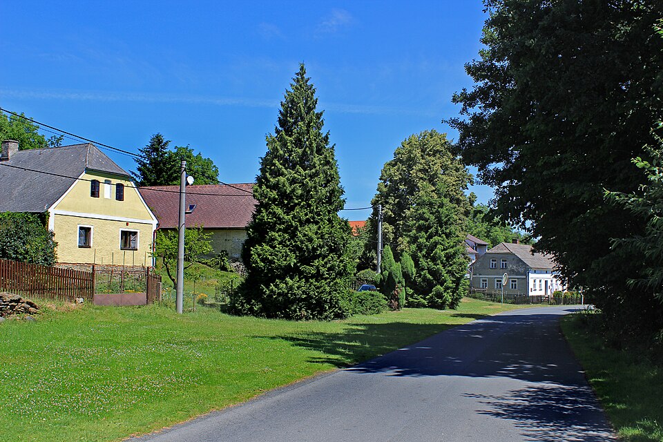 Fayl:Drahotín, east part.jpg