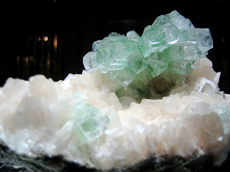 Fayl:Fluorapophyllite on stilbite.jpg