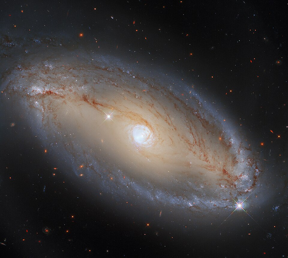 Fayl:NGC5728 - HST - Potw2139a.jpg