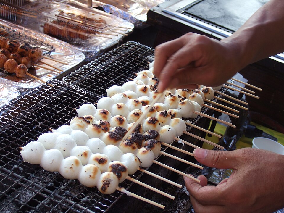 Fayl:Preparing mitarashi dango Mino Gifu.JPG