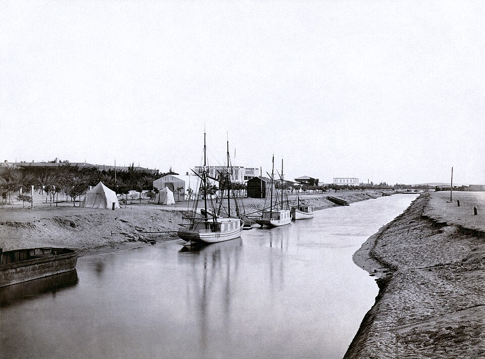 Fayl:Suez Canal Ismailia2 courtesy copy.jpg