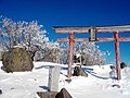 Kurobi Okami ziyoratgohi Kurobi togʻining tepasida