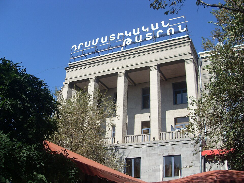 Fayl:Dramatic theater of Yerevan (1).JPG
