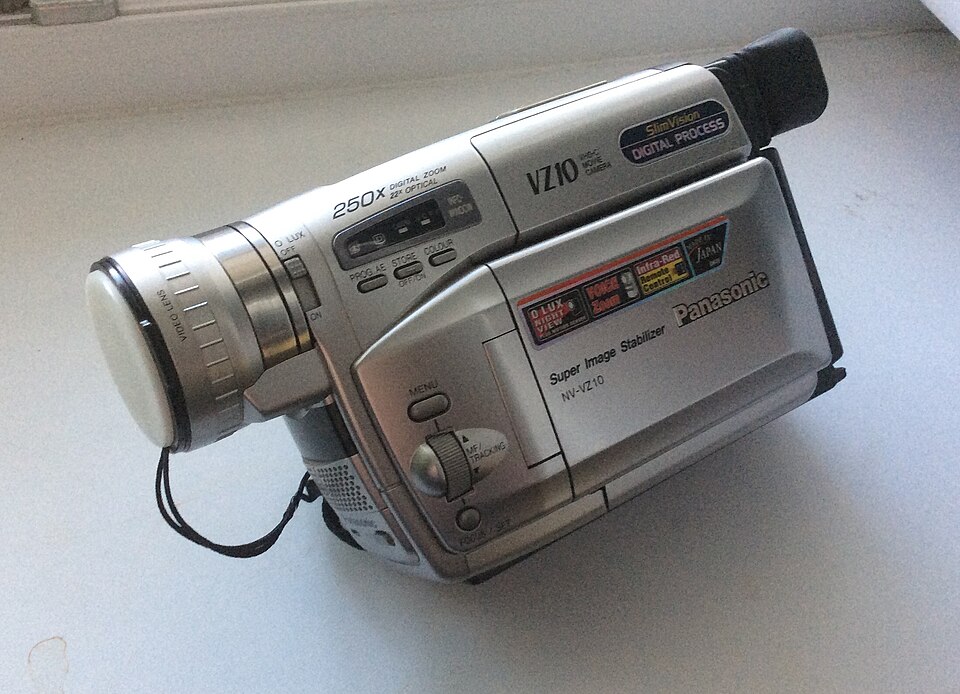 Fayl:VHS-С камера Panasonic NV-VZ10.jpg