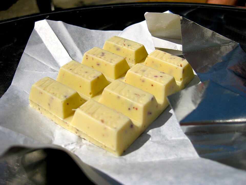 Fayl:White chocolate with rose petals.jpg
