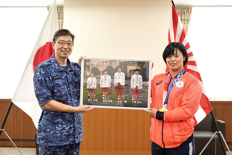 Fayl:湯浅秀樹 自衛艦隊司令官（海将）と東京五輪柔道競技金メダリスト濵田尚里選手（１等陸尉）.jpg