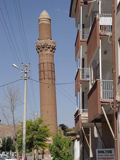 Fayl:Aksaray Leaning Minaret 3111.jpg
