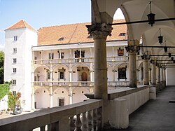 Brzeg qalʼasining hovlisi