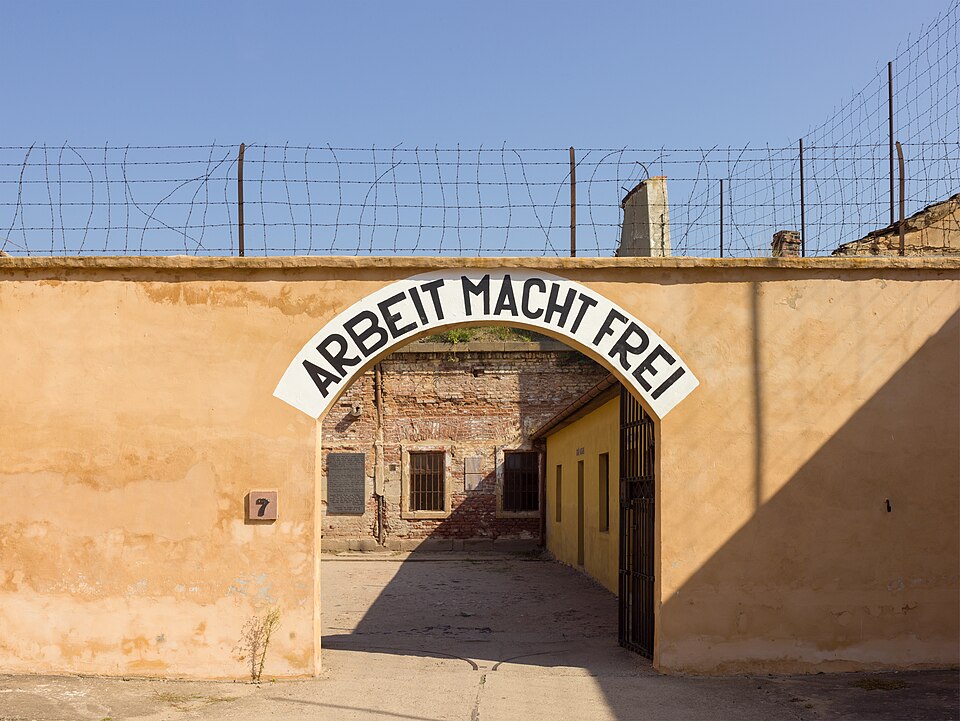 Fayl:Czech-2013-Terezin-Theresienstadt-Arbeit macht frei.JPG