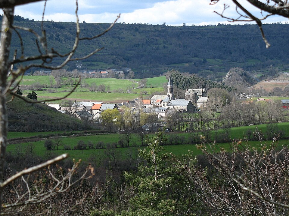Fayl:Neussargues vieux centre paysage.jpg