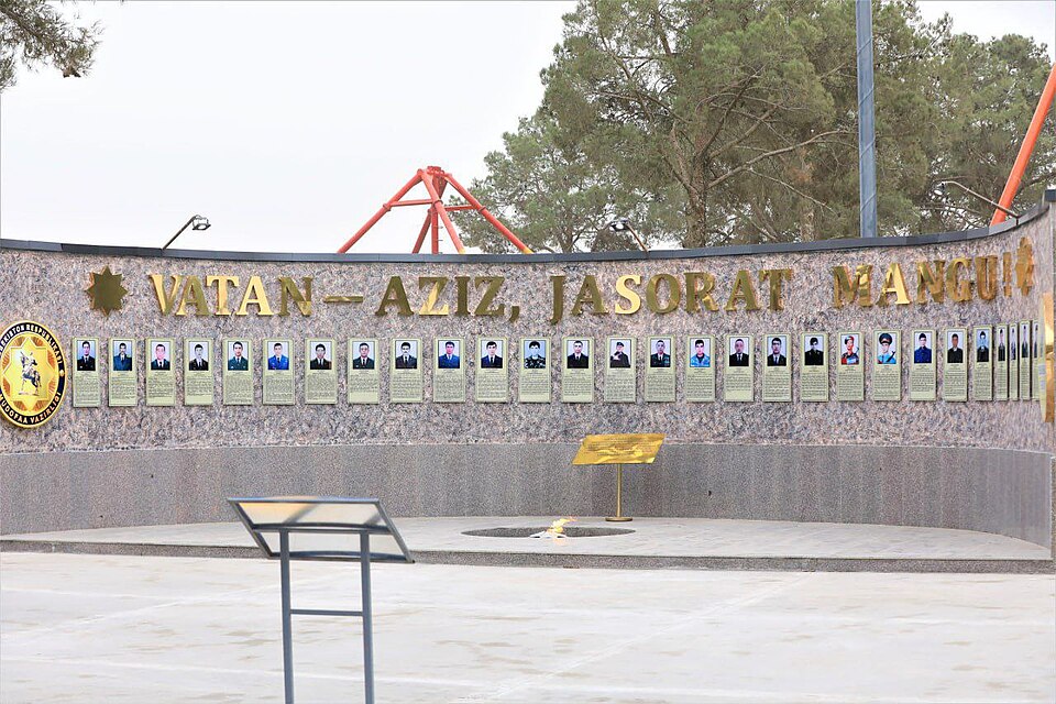 Fayl:Vatanparvarlar bog'i (Termiz).jpg