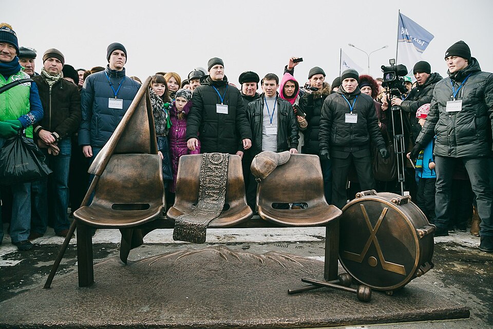 Fayl:Трибуна (скульптура).jpg
