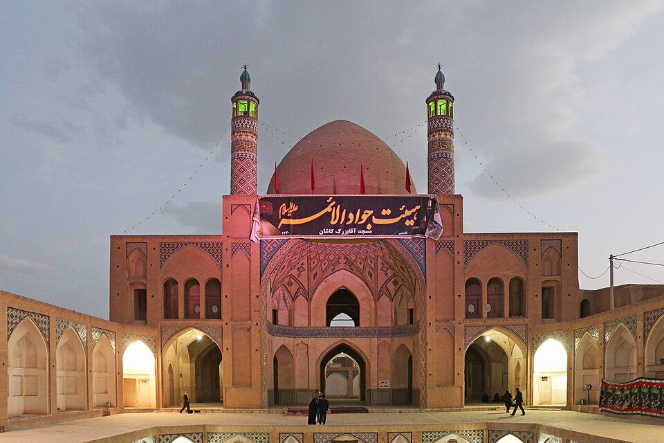 Fayl:Agha Bozorg mosque, Kashan.jpg