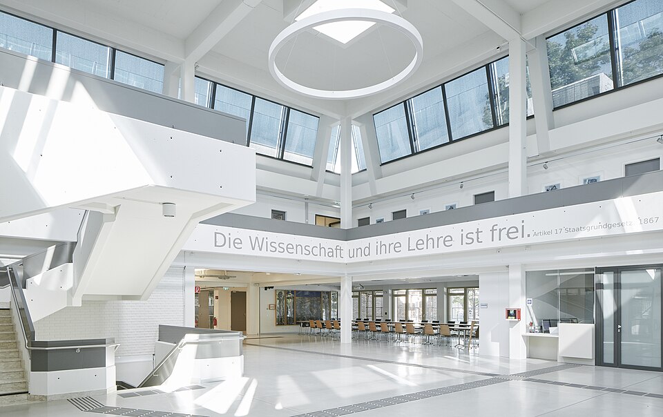 Fayl:Foyer uni klagenfurt.jpg