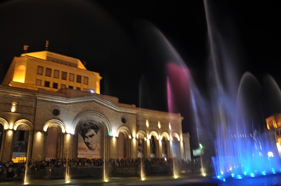 Fayl:Hraparak fountains 2009.jpg