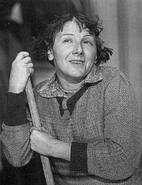 Fayl:Rina Zelyonaya in The Foundling.jpg