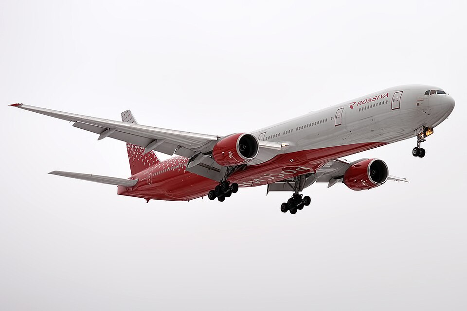 Fayl:Rossiya, EI-UNP, Boeing 777-312 (31297279262).jpg