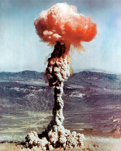 Fayl:Atomic blast Nevada Yucca 1951.jpg