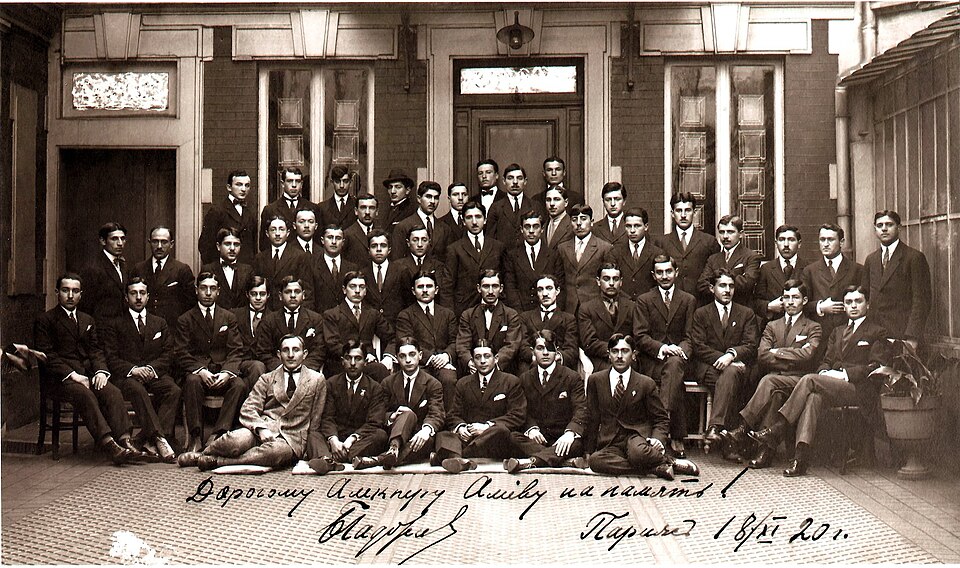 Fayl:Azerbaijani students in Paris 1920.jpg