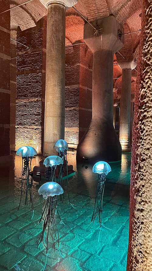 Fayl:Basilica Cistern Statue.jpg