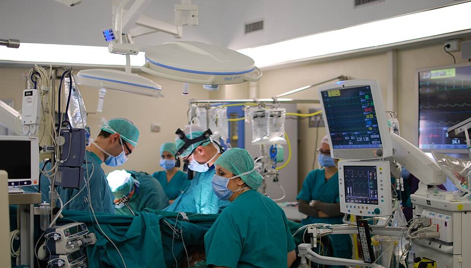 Fayl:Cardiac surgery operating room.jpg