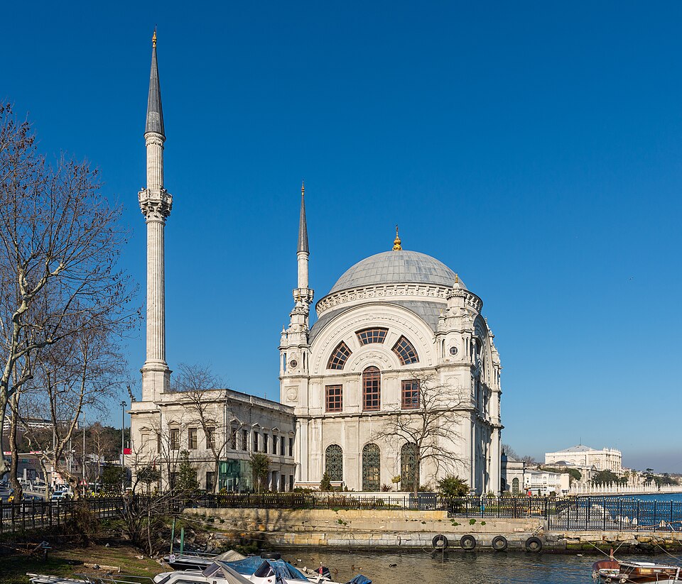 Fayl:Dolmabahçe Mosque Mars 2013.jpg