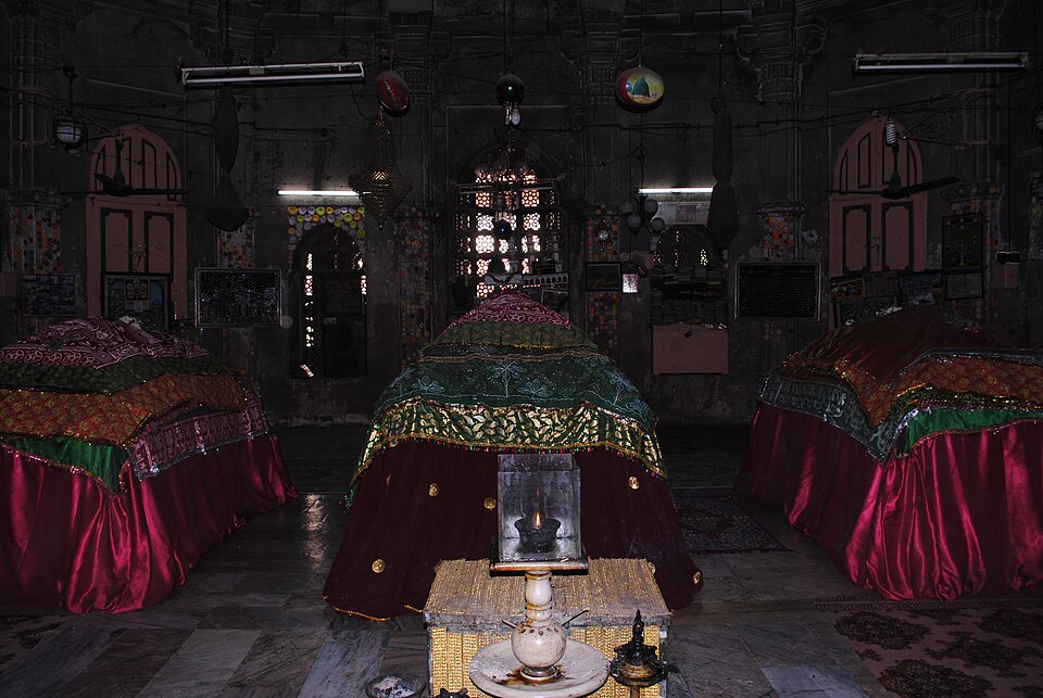 Fayl:Inside ahmedshah tomb.JPG