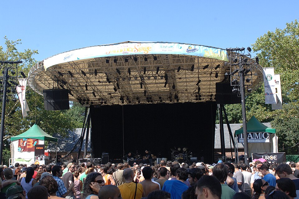 Fayl:SS Venue and Crowd.JPG