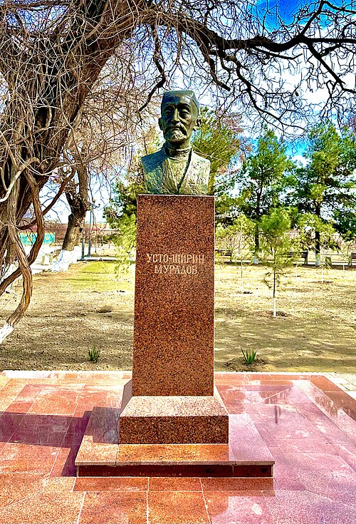 Fayl:Бюст Усто-Ширина Мурадова.jpg
