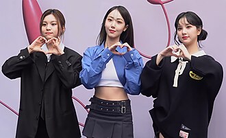 Viviz -2023-yil martda chapdan o'ngga qarab: Umji, SinB, and Eunha