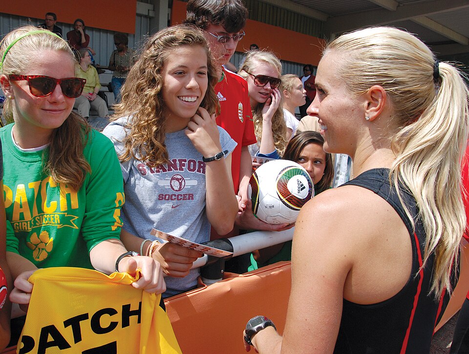 Fayl:Heather Mitts autograph WWC 2011.jpg