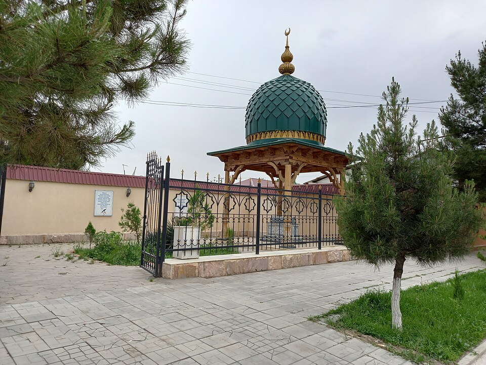 Fayl:Karmana Nuriddin Shayx maqbarasi 01.jpg
