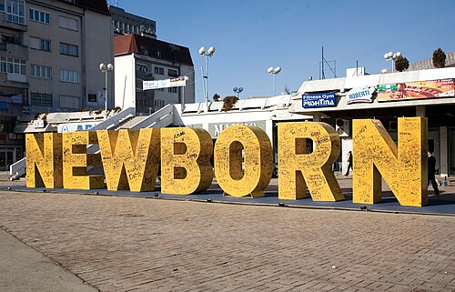 Newborn monumenti (2008)