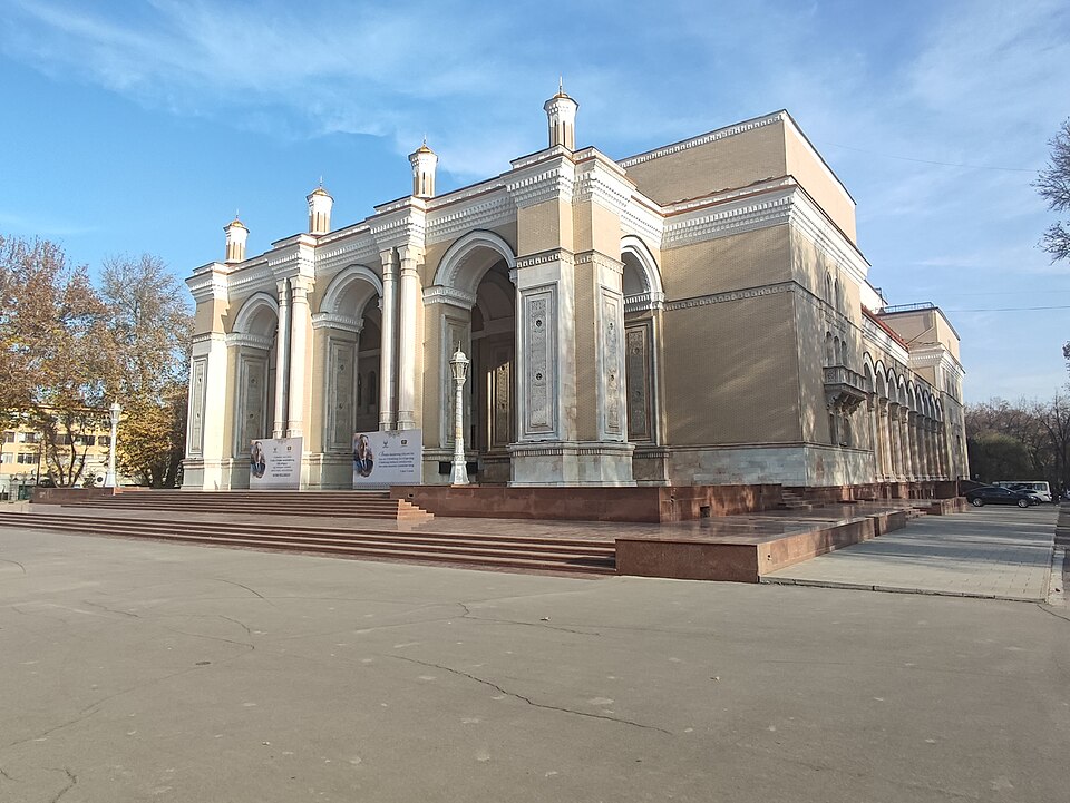 Fayl:Navoiy teatri binosi o‘ng tomonda.jpg
