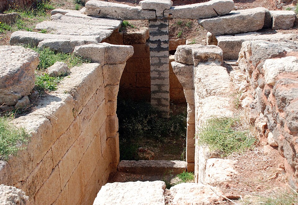 Fayl:RasIbnHani,tomb1.jpg
