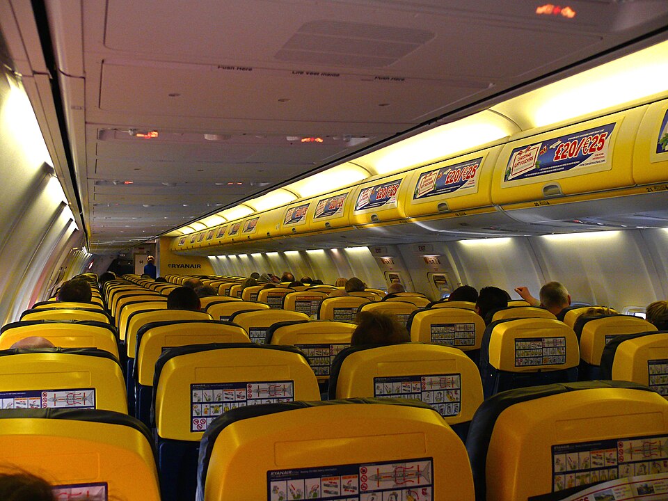 Fayl:Ryanair B737-800 Cabin.jpg