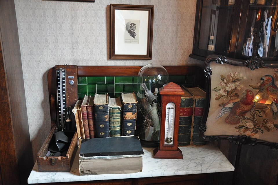 Fayl:Sherlock Holmes Museum 007.jpg