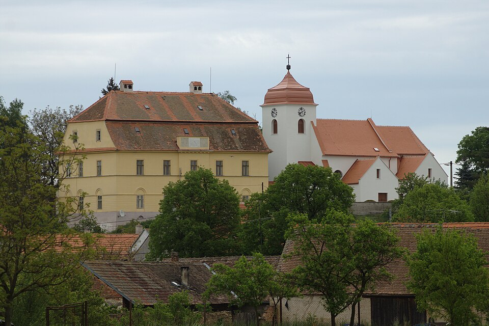 Fayl:Žerotice, kostel a fara.jpg
